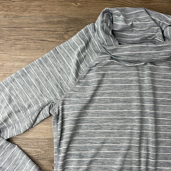 GAP GapFit Women’s Long Sleeve Grey and White Turtleneck Shirt, size small - Picture 4 of 10